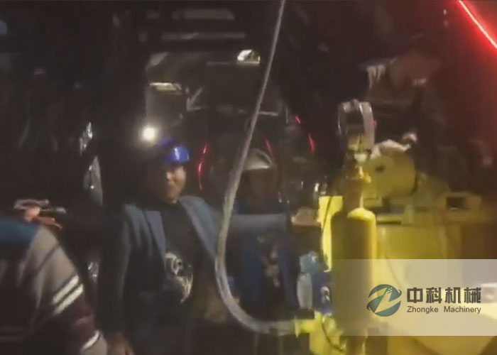 中鐵一局拱頂帶模注漿一體機隧道二襯帶模注漿施工現(xiàn)場