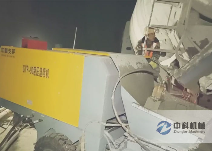 中鐵十九局牡佳客專液壓濕噴機(jī)施工現(xiàn)場-2