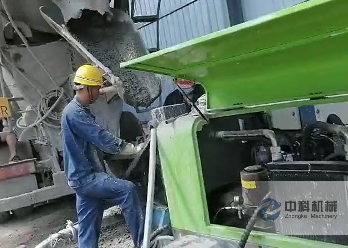 小型液壓濕噴機(jī)施工現(xiàn)場(chǎng)-1