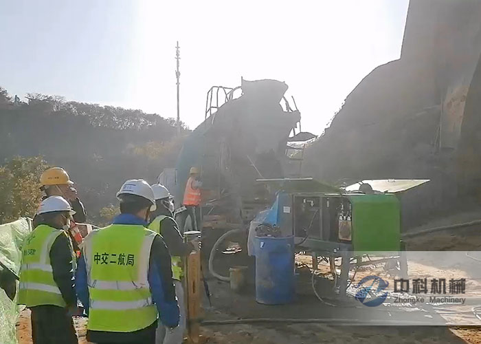 中交二航局液壓濕噴機(jī)施工現(xiàn)場