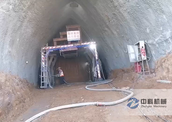 中交二航局液壓濕噴機(jī)施工現(xiàn)場-3