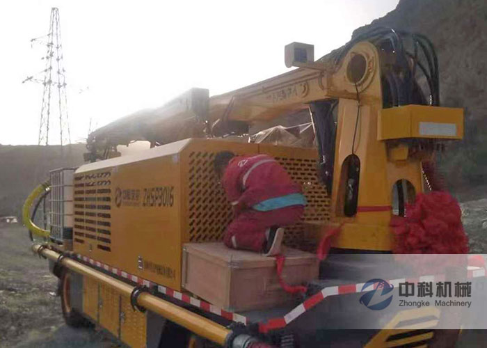 工程混凝土濕噴臺(tái)車施工現(xiàn)場(chǎng)-2