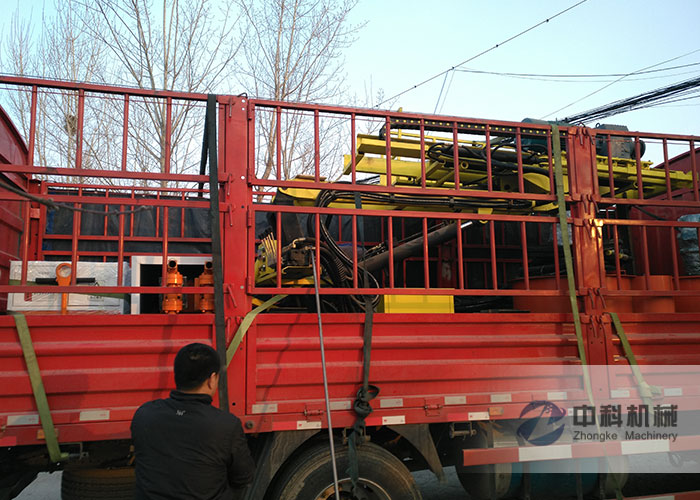 雙液注漿機(jī)、履帶式鉆機(jī)、灰漿攪拌機(jī)發(fā)貨現(xiàn)場